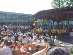 Die Zweitklässler heißen ihre neuen Mitschüler mit einem Lied willkommen.