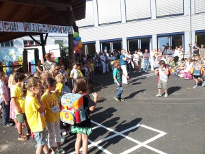 Die neuen Schüler verteilen sich auf ihre Klassen