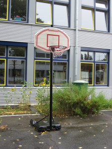 Basketballkorb für den kleinen Schulhof.