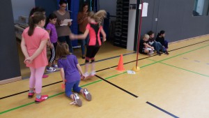 Seitlich hin- und herspringen. Dafür hatten die Kinder 15 Sekunden Zeit.