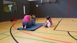 Der Eltern machten die Übungen genau vor. Hier: sit-ups. Gezählt wurde, wie viele sit-ups die Kinder in 40 Sekunden schafften.