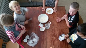 Nun sind Quark und Joghurt in der Schüssel, es fehlt noch der Zucker.