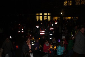 Alle Klassen stellen sich auf dem kleine Schulhaof auf.