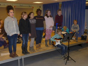 "Wo man singt, da lass dich ruhig nieder, böse Menschen haben keine Lieder ..." lautet der Liedetext eines Kanons. Der Auswahl chor der 4a sang: In der Weihnachtsbäckerei. Sogar mit E-Gitarren-Begleitung.