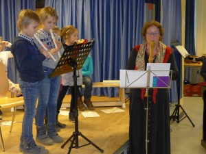 Teilnehmer der Blockflöten-AG mit der Flötenlehrerin Frau Fischer