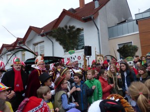 Die Klasse 4c singt dem Dreigestirn: Unser Stammbaum.