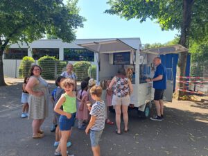 Kinder vor Eiswagen