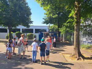 Kinder vor einem Eiswagen
