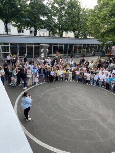 Auf dem Schulhof.