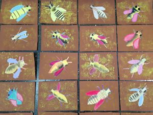 Von Kindern gemalte Bienen