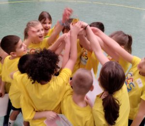 Schüler bejubeln ihren Pokal