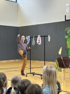 Paul Frenke in Aktion während der Theateraufführunf: Das verflixte Käsebrot