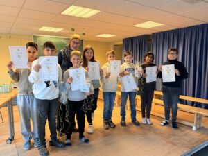 Teilnehmer des Spelling-Bee-Wettbewerbs mit Urkunde in der Hand