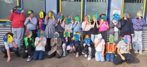 Schüler mit Picasso Masken vor dem Gesicht