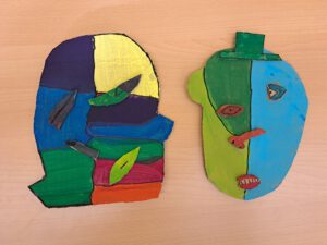 2 Masken auf einem Tisch