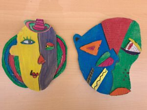 Eine fröhliche und eine grimmige Maske