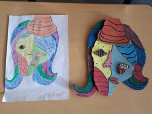 2 Masken auf einem Tisch