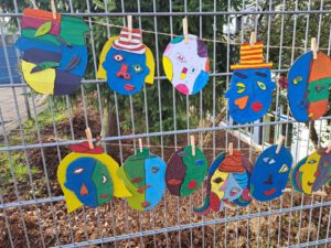 Maskenausstellung am Zaun