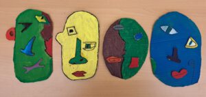 4 Masken auf einem Tisch