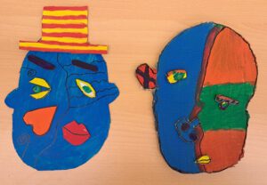 2 Masken auf einem Tisch