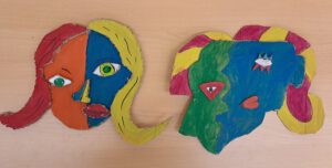 2 Masken auf einem Tisch